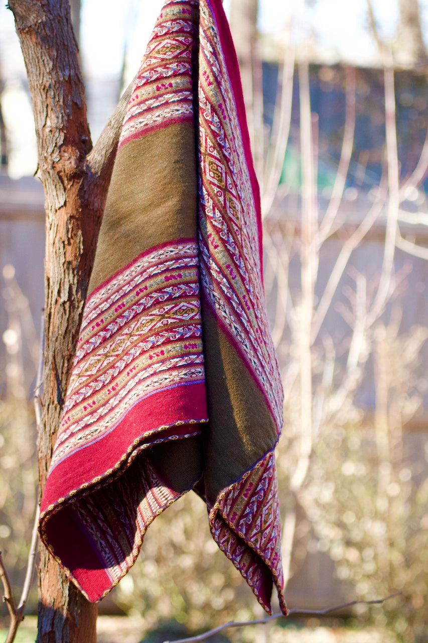 Blanket (Lliqlla in Quechua) made of 100% Andean sheep wool, artisan hand woven