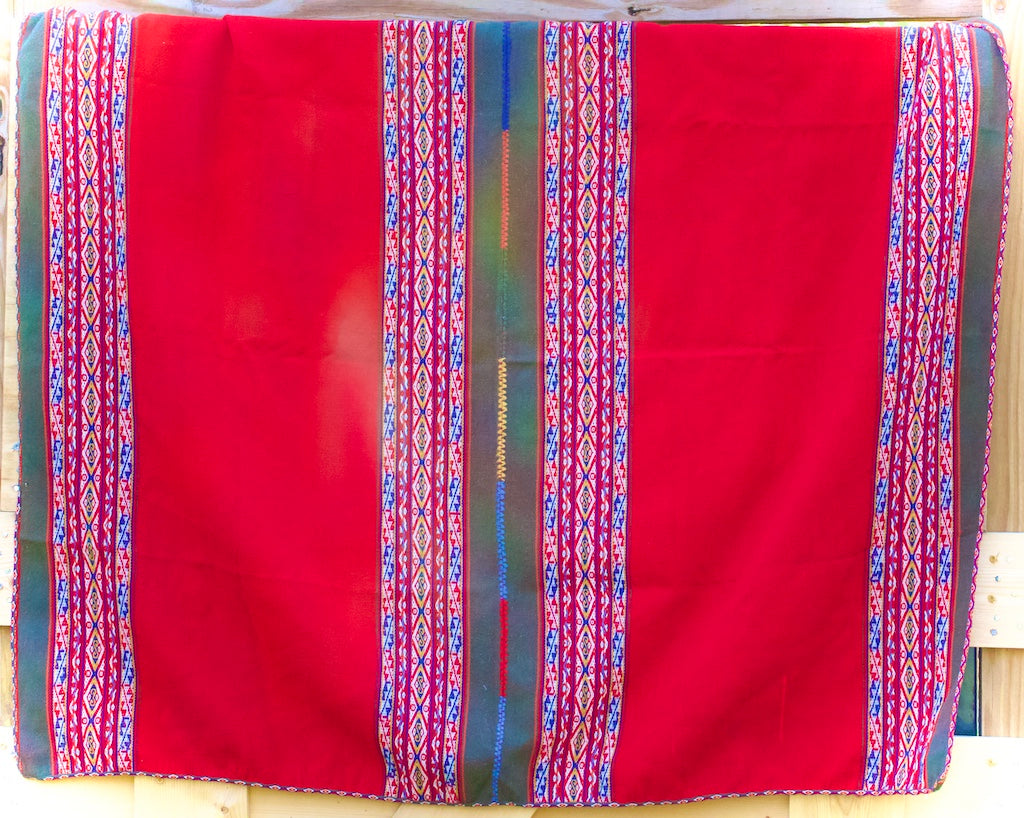 Blanket (or Lliqlla in Quechua) made of 100% Andean sheep wool, artisan hand woven