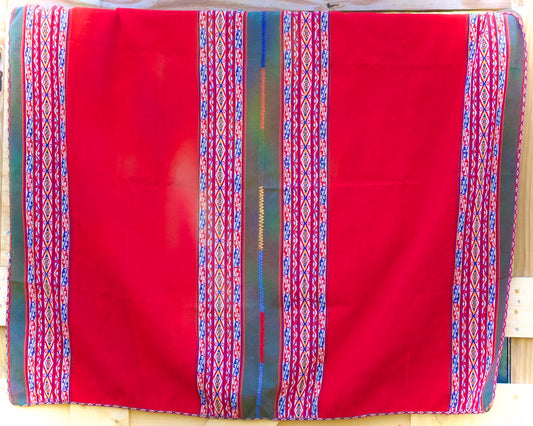 Blanket (or Lliqlla in Quechua) made of 100% Andean sheep wool, artisan hand woven