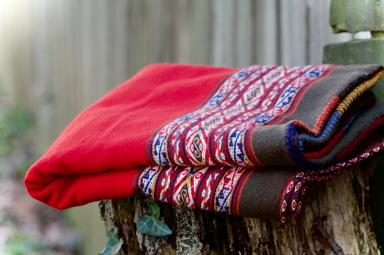 Blanket (or Lliqlla in Quechua) made of 100% Andean sheep wool, artisan hand woven