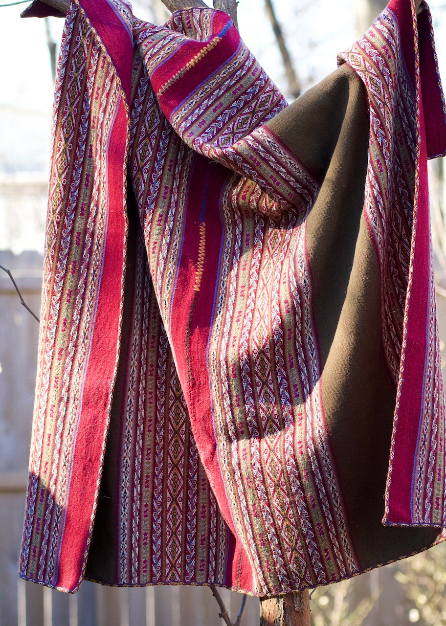 Blanket (or Lliqlla in Quechua) made of 100% Andean sheep wool, artisan hand woven