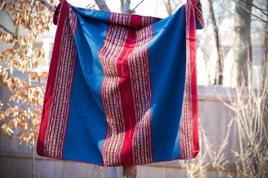 Blanket (or Lliqlla in Quechua) made of 100% Andean sheep wool, artisan hand woven